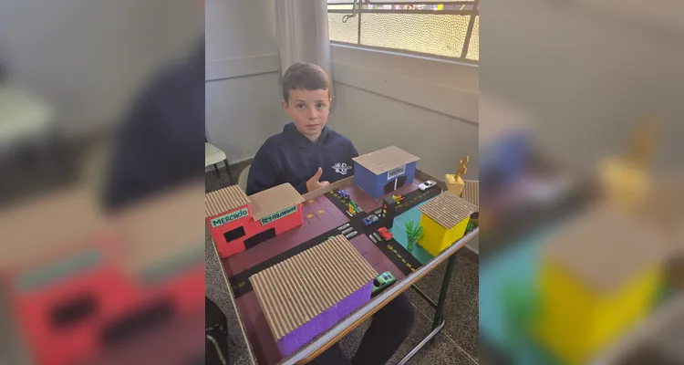 Os alunos criaram maquetes, mapas com trajetos até a escola, utilizaram um conteúdo do Vamos Ler e entrevistaram o motorista do ônibus escolar.
