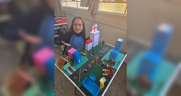Os alunos criaram maquetes, mapas com trajetos até a escola, utilizaram um conteúdo do Vamos Ler e entrevistaram o motorista do ônibus escolar.