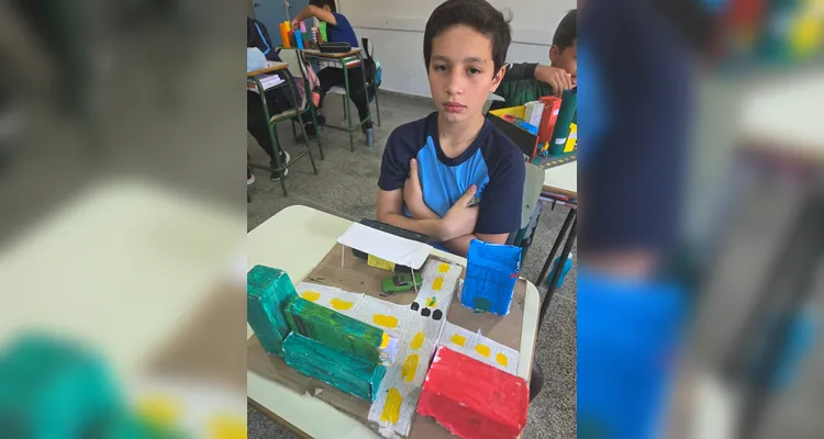 Os alunos criaram maquetes, mapas com trajetos até a escola, utilizaram um conteúdo do Vamos Ler e entrevistaram o motorista do ônibus escolar.