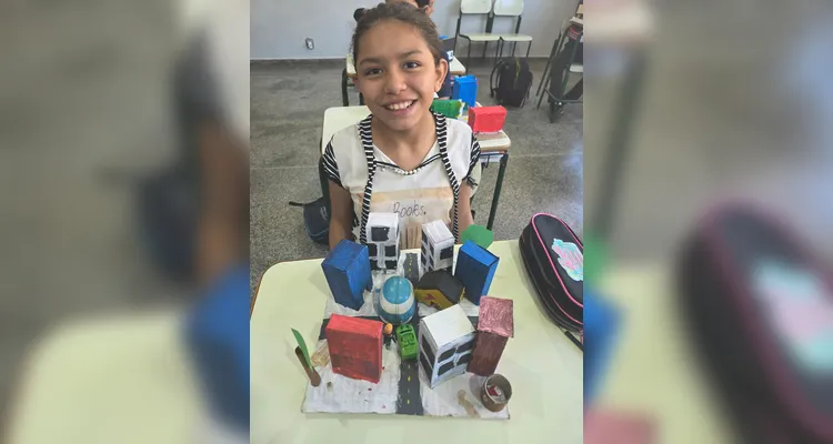 Os alunos criaram maquetes, mapas com trajetos até a escola, utilizaram um conteúdo do Vamos Ler e entrevistaram o motorista do ônibus escolar.