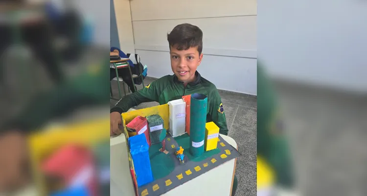 Os alunos criaram maquetes, mapas com trajetos até a escola, utilizaram um conteúdo do Vamos Ler e entrevistaram o motorista do ônibus escolar.