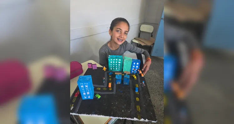 Os alunos criaram maquetes, mapas com trajetos até a escola, utilizaram um conteúdo do Vamos Ler e entrevistaram o motorista do ônibus escolar.