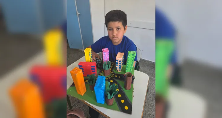 Os alunos criaram maquetes, mapas com trajetos até a escola, utilizaram um conteúdo do Vamos Ler e entrevistaram o motorista do ônibus escolar.