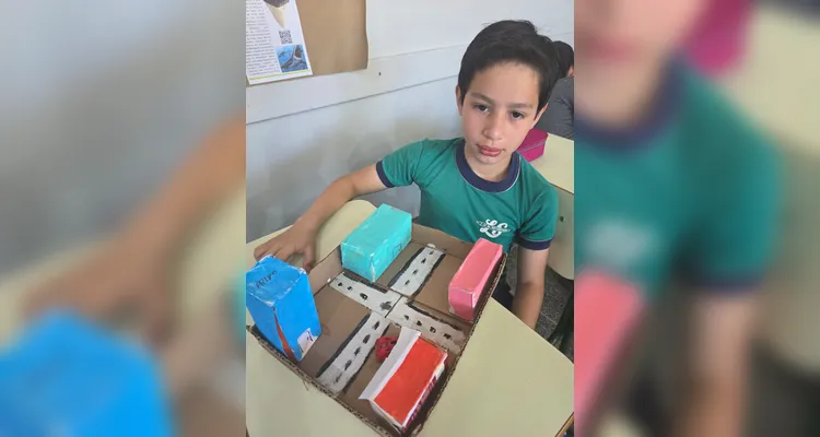 Os alunos criaram maquetes, mapas com trajetos até a escola, utilizaram um conteúdo do Vamos Ler e entrevistaram o motorista do ônibus escolar.