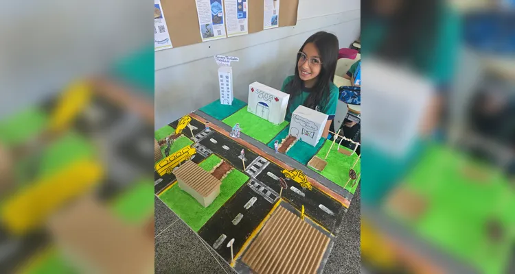 Os alunos criaram maquetes, mapas com trajetos até a escola, utilizaram um conteúdo do Vamos Ler e entrevistaram o motorista do ônibus escolar.