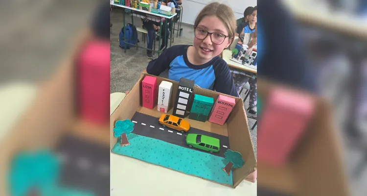Os alunos criaram maquetes, mapas com trajetos até a escola, utilizaram um conteúdo do Vamos Ler e entrevistaram o motorista do ônibus escolar.