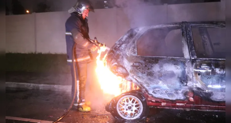 Carro pega fogo e fica completamente destruído em PG