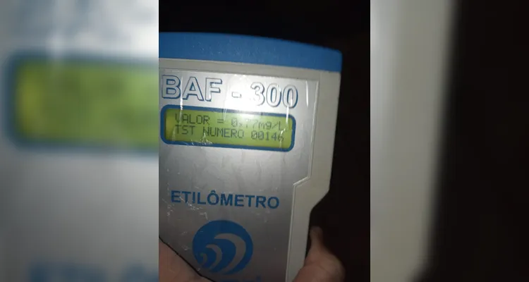 Câmera registra momento em que motorista embriagado atinge poste em PG