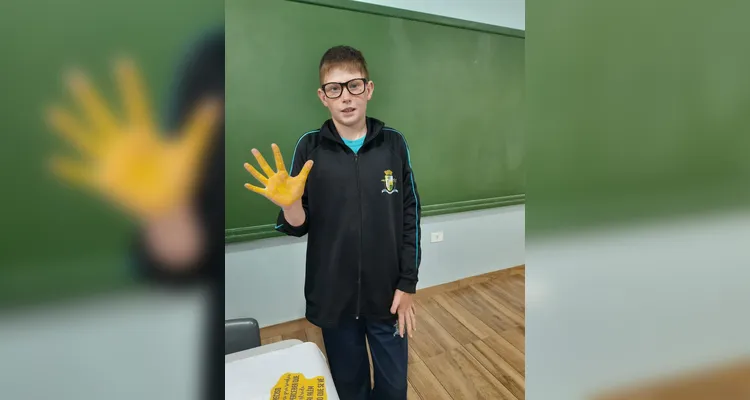 A turma confeccionou cartazes temáticos, distribuiu "abraços grátis" e gravaram um vídeo com o total das ações.