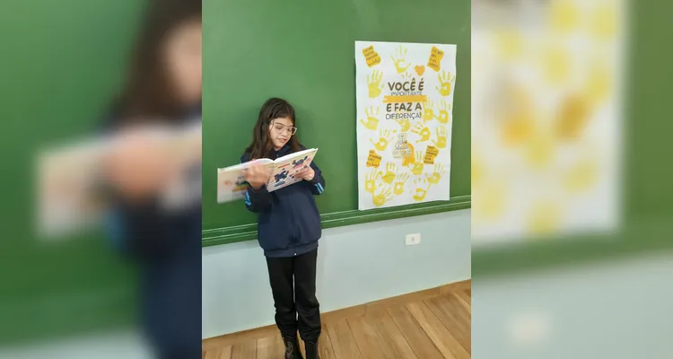 A turma confeccionou cartazes temáticos, distribuiu "abraços grátis" e gravaram um vídeo com o total das ações.