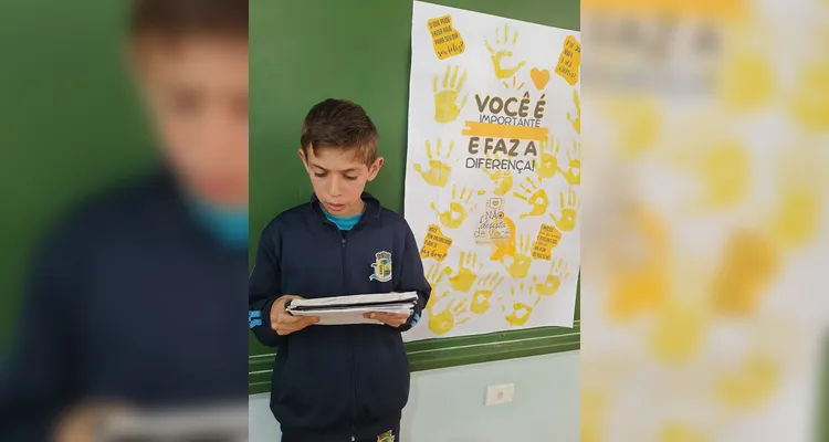 A turma confeccionou cartazes temáticos, distribuiu "abraços grátis" e gravaram um vídeo com o total das ações.