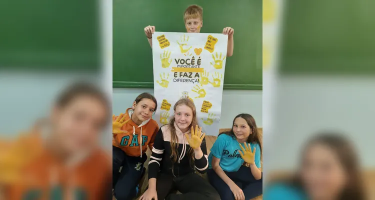 A turma confeccionou cartazes temáticos, distribuiu "abraços grátis" e gravaram um vídeo com o total das ações.