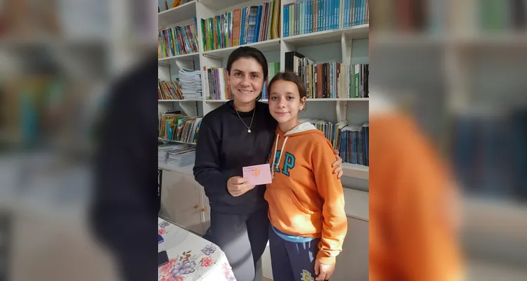 A turma confeccionou cartazes temáticos, distribuiu "abraços grátis" e gravaram um vídeo com o total das ações.