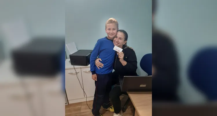 A turma confeccionou cartazes temáticos, distribuiu "abraços grátis" e gravaram um vídeo com o total das ações.