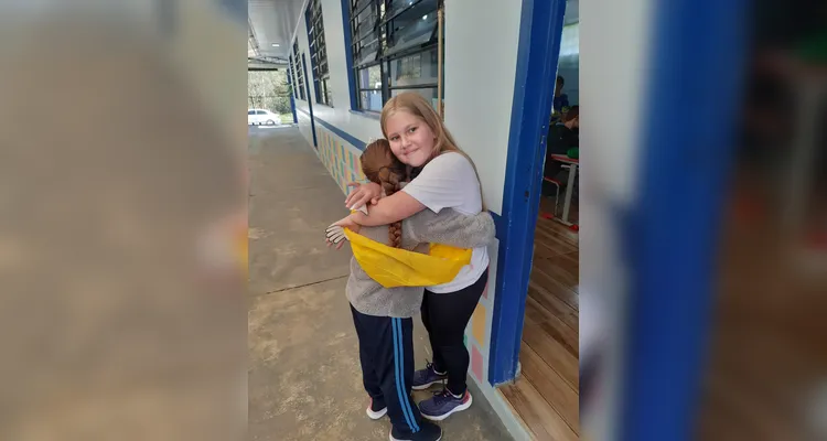 A turma confeccionou cartazes temáticos, distribuiu "abraços grátis" e gravaram um vídeo com o total das ações.