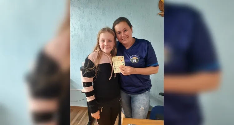 A turma confeccionou cartazes temáticos, distribuiu "abraços grátis" e gravaram um vídeo com o total das ações.