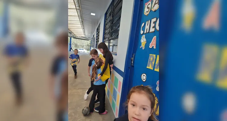 A turma confeccionou cartazes temáticos, distribuiu "abraços grátis" e gravaram um vídeo com o total das ações.