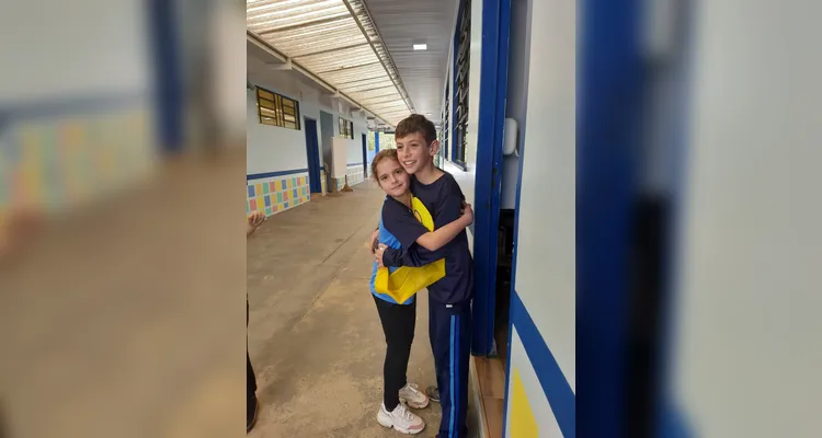 A turma confeccionou cartazes temáticos, distribuiu "abraços grátis" e gravaram um vídeo com o total das ações.