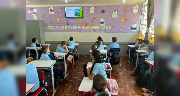 Após assistirem ao conteúdo, a turma se dividiu em grupos e confeccionou maquetes de casas sustentáveis. O resultado foi exposto aos colegas de outras turmas.