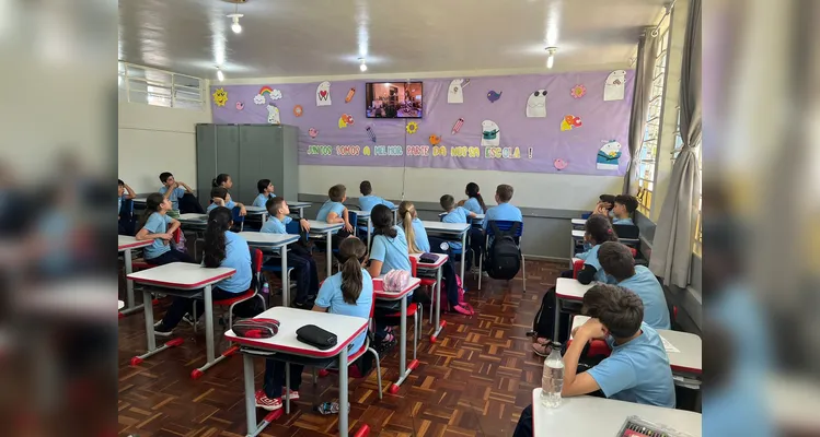 Após assistirem ao conteúdo, a turma se dividiu em grupos e confeccionou maquetes de casas sustentáveis. O resultado foi exposto aos colegas de outras turmas.