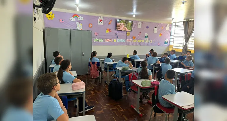 Após assistirem ao conteúdo, a turma se dividiu em grupos e confeccionou maquetes de casas sustentáveis. O resultado foi exposto aos colegas de outras turmas.
