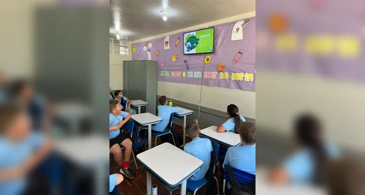 Após assistirem ao conteúdo, a turma se dividiu em grupos e confeccionou maquetes de casas sustentáveis. O resultado foi exposto aos colegas de outras turmas.