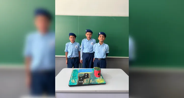 Após assistirem ao conteúdo, a turma se dividiu em grupos e confeccionou maquetes de casas sustentáveis. O resultado foi exposto aos colegas de outras turmas.