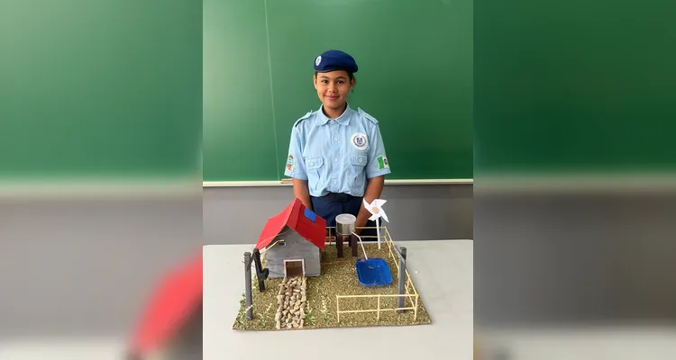 Após assistirem ao conteúdo, a turma se dividiu em grupos e confeccionou maquetes de casas sustentáveis. O resultado foi exposto aos colegas de outras turmas.