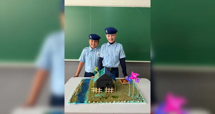 Após assistirem ao conteúdo, a turma se dividiu em grupos e confeccionou maquetes de casas sustentáveis. O resultado foi exposto aos colegas de outras turmas.