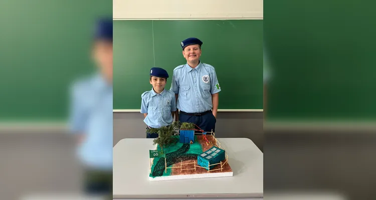 Após assistirem ao conteúdo, a turma se dividiu em grupos e confeccionou maquetes de casas sustentáveis. O resultado foi exposto aos colegas de outras turmas.