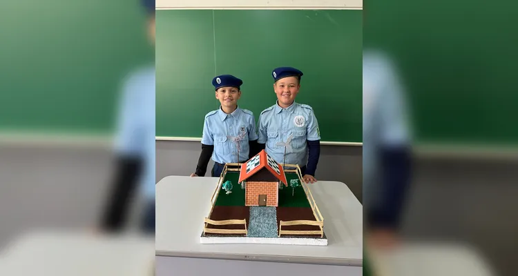 Após assistirem ao conteúdo, a turma se dividiu em grupos e confeccionou maquetes de casas sustentáveis. O resultado foi exposto aos colegas de outras turmas.