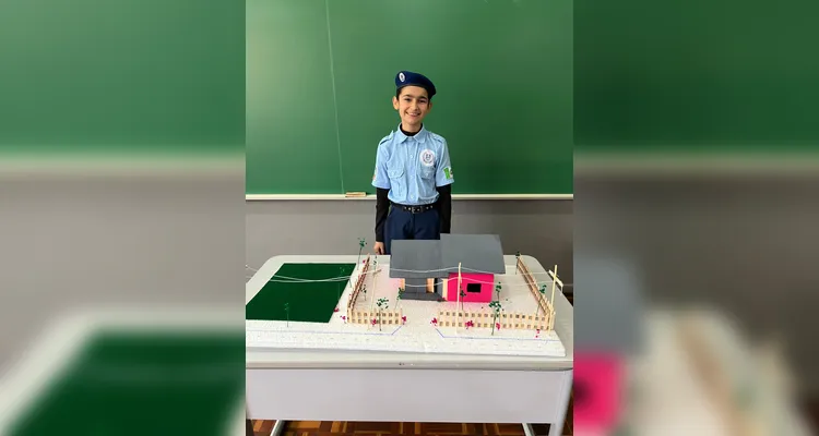 Após assistirem ao conteúdo, a turma se dividiu em grupos e confeccionou maquetes de casas sustentáveis. O resultado foi exposto aos colegas de outras turmas.