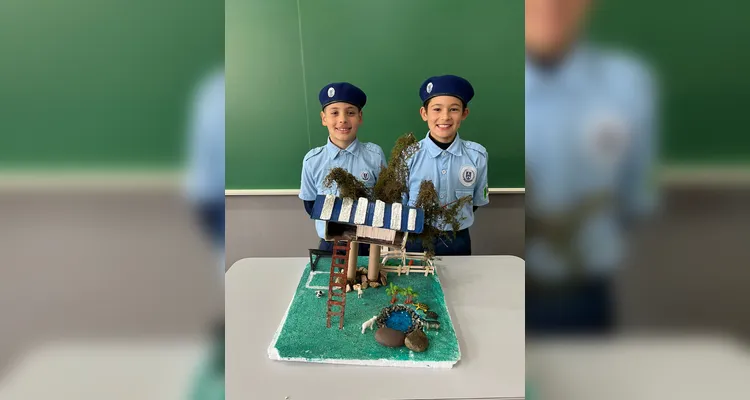 Após assistirem ao conteúdo, a turma se dividiu em grupos e confeccionou maquetes de casas sustentáveis. O resultado foi exposto aos colegas de outras turmas.