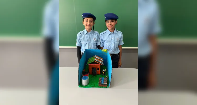 Após assistirem ao conteúdo, a turma se dividiu em grupos e confeccionou maquetes de casas sustentáveis. O resultado foi exposto aos colegas de outras turmas.