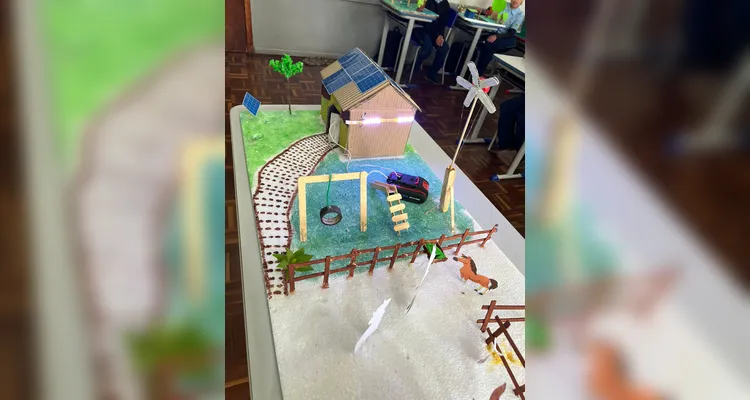 Após assistirem ao conteúdo, a turma se dividiu em grupos e confeccionou maquetes de casas sustentáveis. O resultado foi exposto aos colegas de outras turmas.