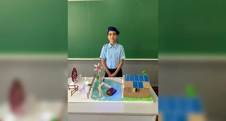 Após assistirem ao conteúdo, a turma se dividiu em grupos e confeccionou maquetes de casas sustentáveis. O resultado foi exposto aos colegas de outras turmas.