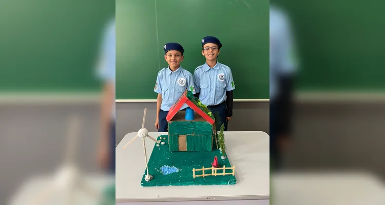 Após assistirem ao conteúdo, a turma se dividiu em grupos e confeccionou maquetes de casas sustentáveis. O resultado foi exposto aos colegas de outras turmas.