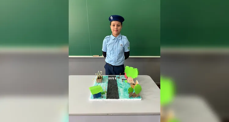 Após assistirem ao conteúdo, a turma se dividiu em grupos e confeccionou maquetes de casas sustentáveis. O resultado foi exposto aos colegas de outras turmas.