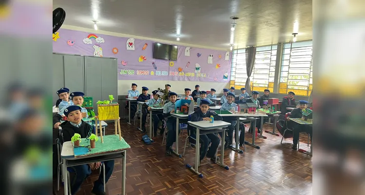 Após assistirem ao conteúdo, a turma se dividiu em grupos e confeccionou maquetes de casas sustentáveis. O resultado foi exposto aos colegas de outras turmas.