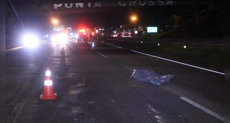 Uma das vítimas foi atropelada por um carro, a outra por um caminhão.