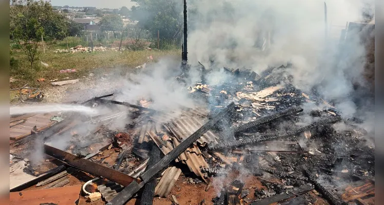 Fogo no imóvel foi combatido pelo Corpo de Bombeiros