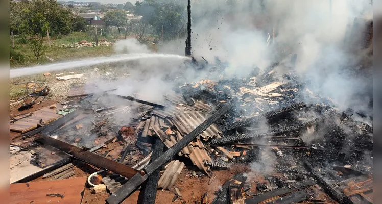 Fogo no imóvel foi combatido pelo Corpo de Bombeiros
