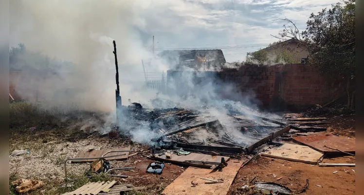 Fogo no imóvel foi combatido pelo Corpo de Bombeiros