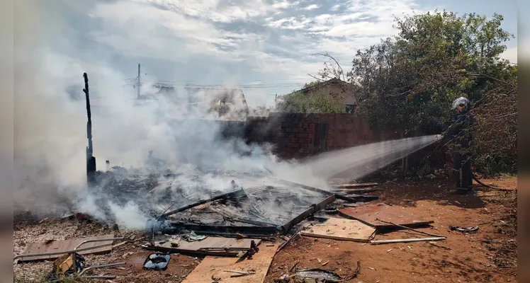 Fogo no imóvel foi combatido pelo Corpo de Bombeiros