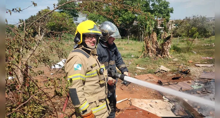 Fogo no imóvel foi combatido pelo Corpo de Bombeiros