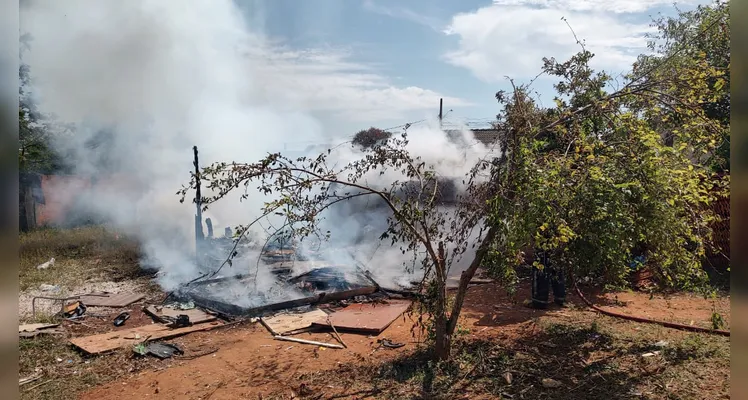 Fogo no imóvel foi combatido pelo Corpo de Bombeiros