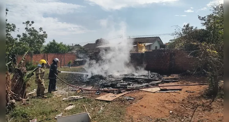 Fogo no imóvel foi combatido pelo Corpo de Bombeiros