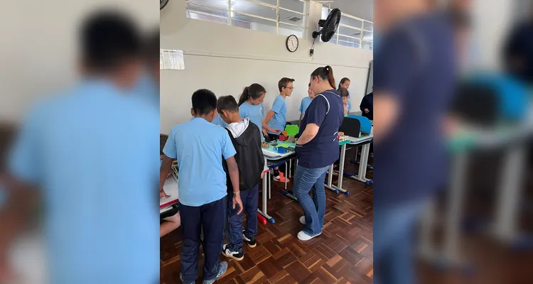 Após assistirem ao conteúdo, a turma se dividiu em grupos e confeccionou maquetes de casas sustentáveis. O resultado foi exposto aos colegas de outras turmas.