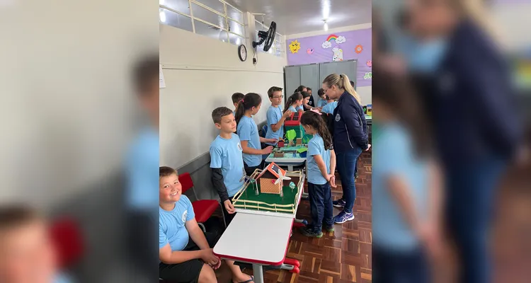 Após assistirem ao conteúdo, a turma se dividiu em grupos e confeccionou maquetes de casas sustentáveis. O resultado foi exposto aos colegas de outras turmas.