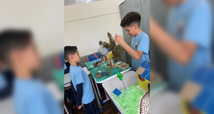 Após assistirem ao conteúdo, a turma se dividiu em grupos e confeccionou maquetes de casas sustentáveis. O resultado foi exposto aos colegas de outras turmas.
